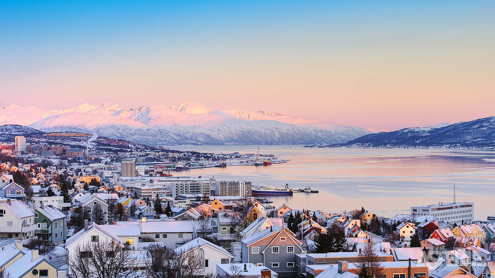 Ontdek Tromsø, waar de stad uitkijkt op de majestueuze Lyngen Alps