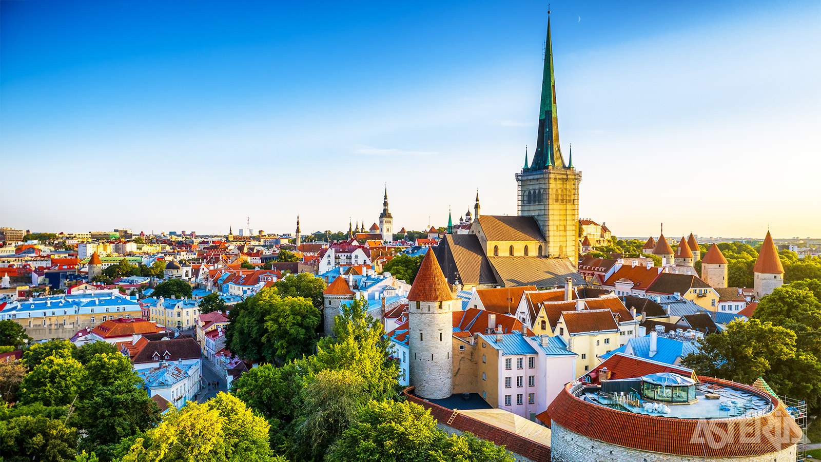 TAllinn maakt indruk met haar middeleeuwse stadsmuren, kerktorens en geplaveide straatjes