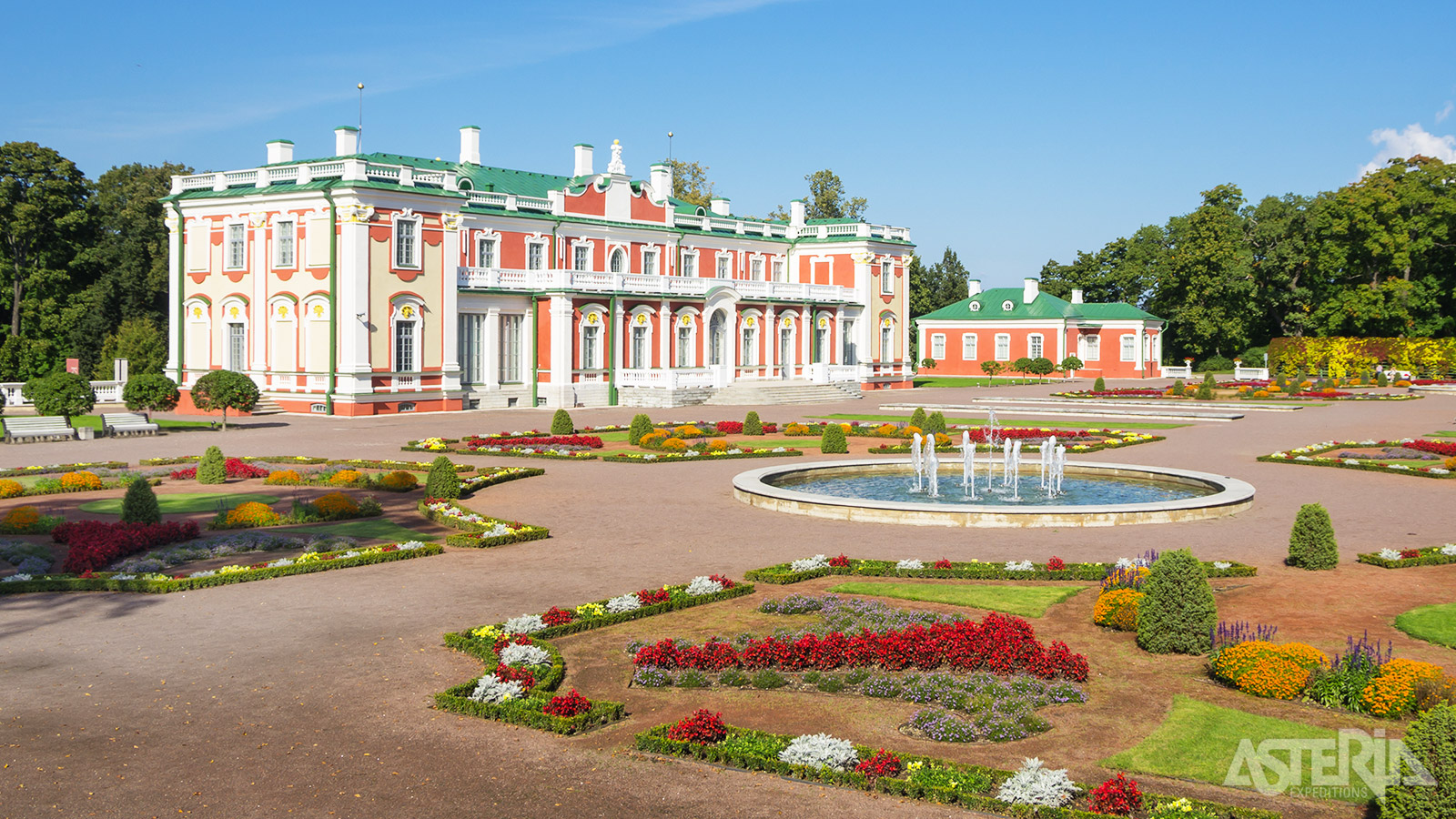 Kadriorg Park combineert verfijnde tuinkunst, rijke geschiedenis en serene rust tot een unieke ervaring