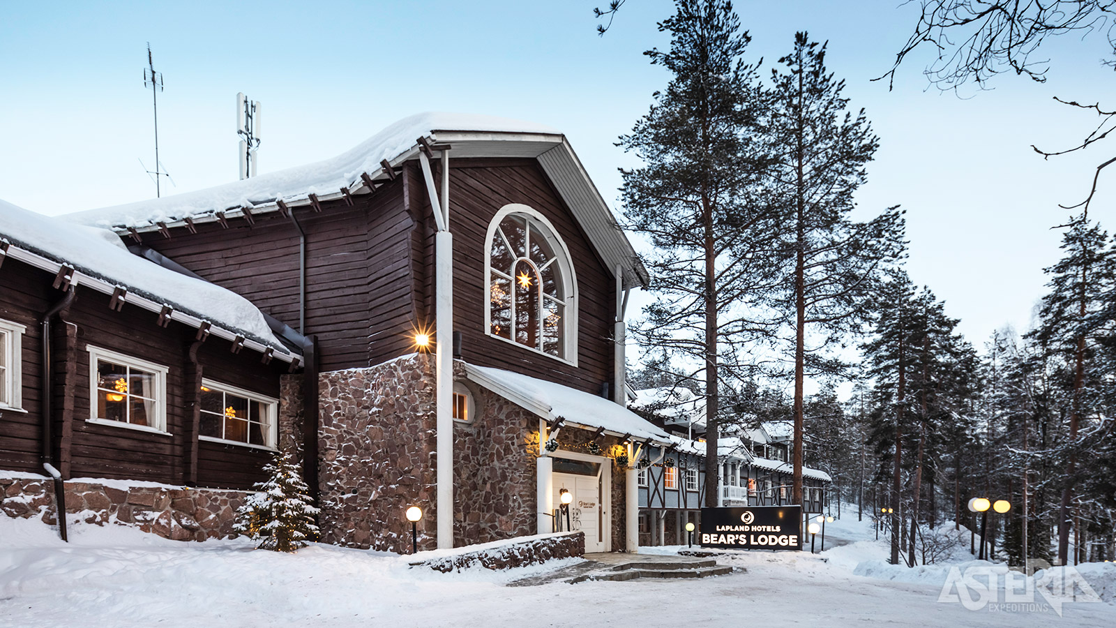 Je kan opteren voor een hotelkamer in het centrale gebouw of in een chalet met haard en sauna