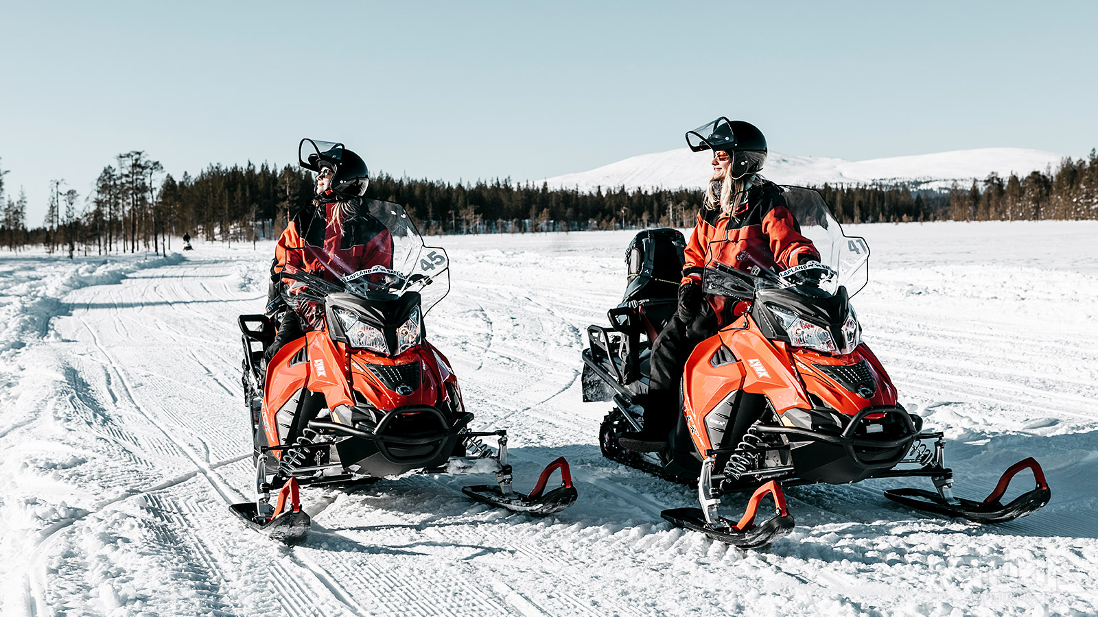 Trek de Finse besneeuwde bossen in en steek bevroren meren over met de sneeuwscooters