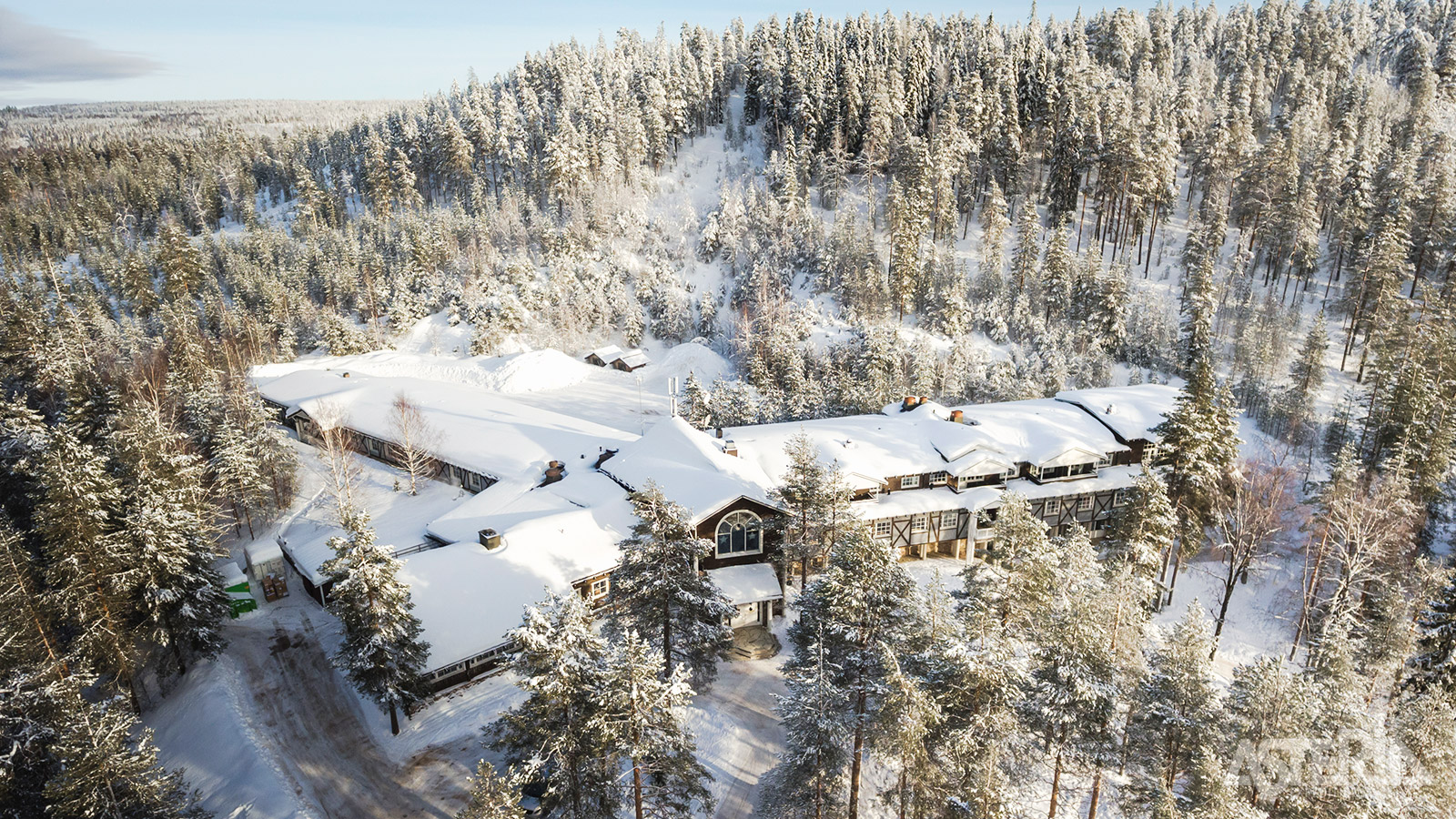 Je verblijft in een hotelkamer van het centrale complex of in een chalet met haard en sauna
