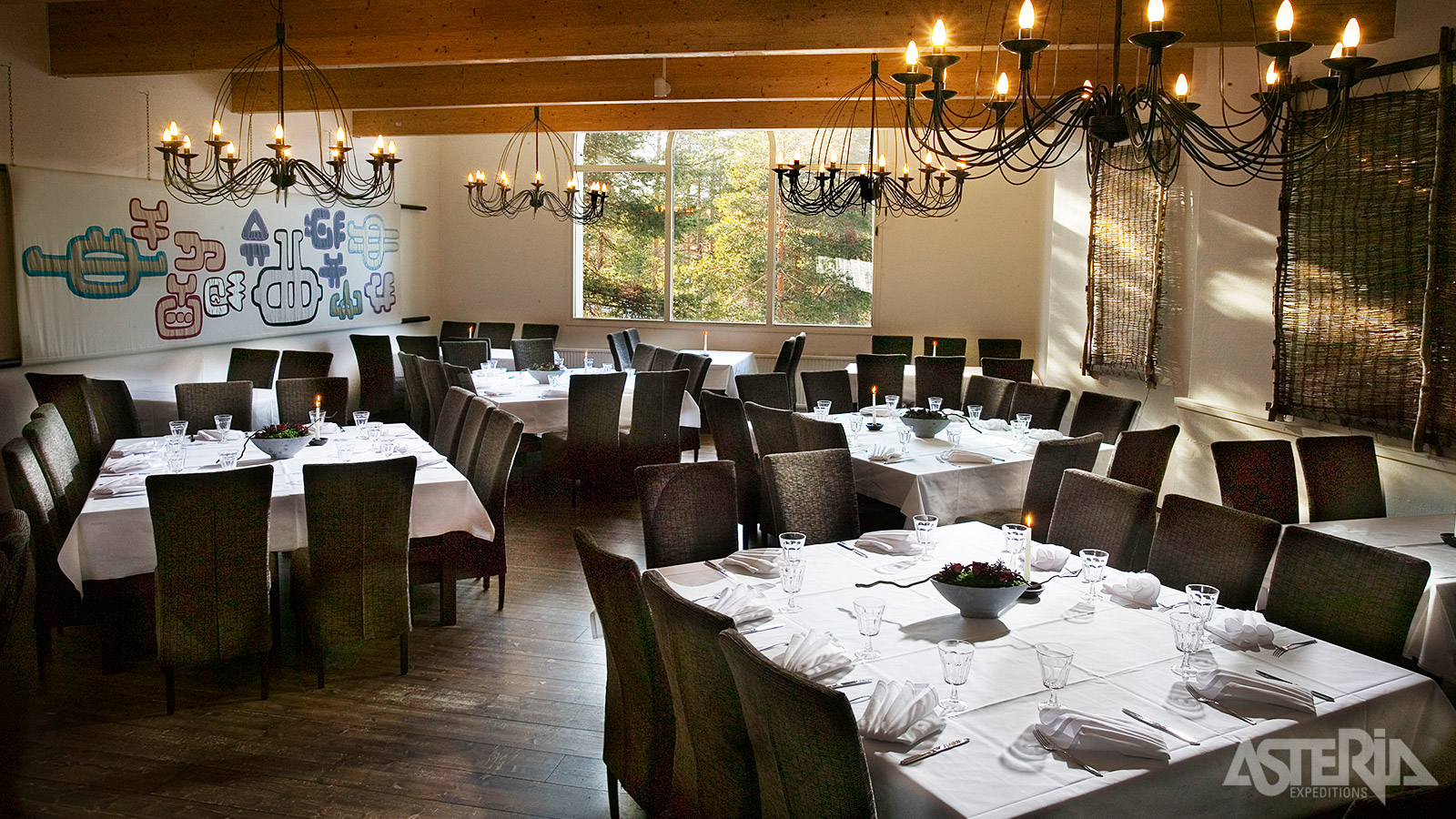 Het hotel beschikt over een restaurant in blokhutstijl en een à la carte restaurant