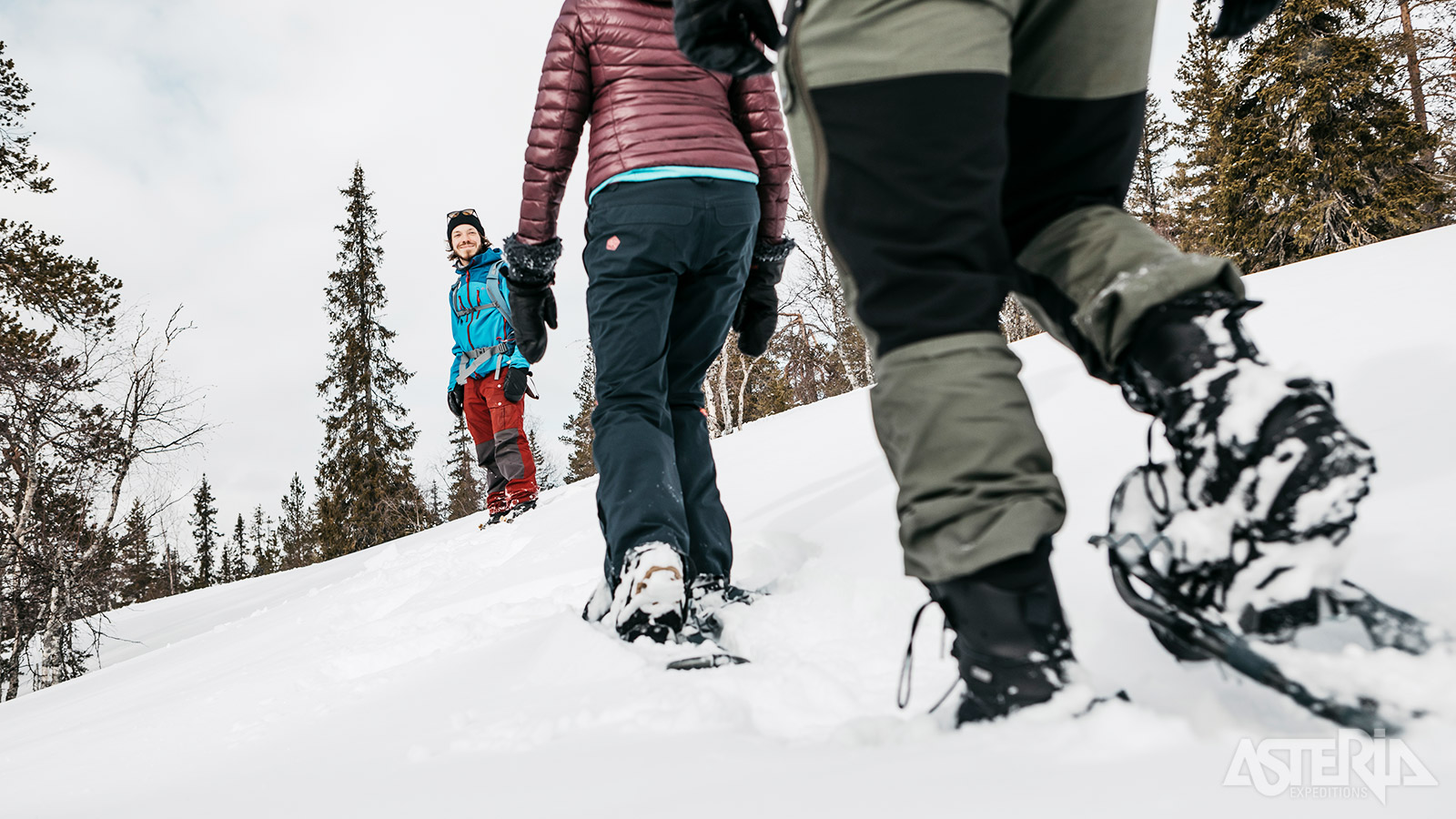 Met sneeuwschoenen verken je de omgeving rond de Bear’s Lodge