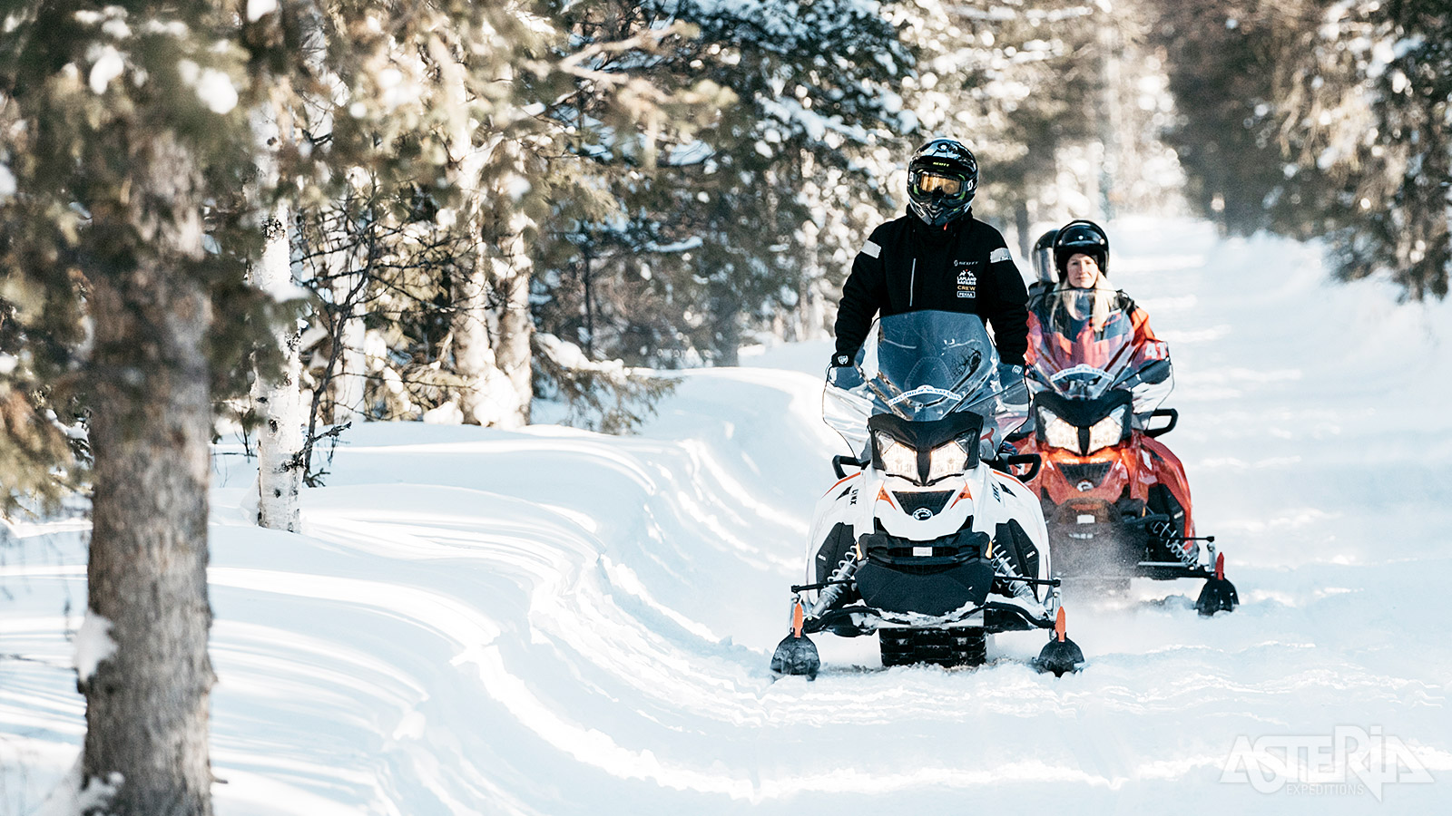 Met de sneeuwscooters door besneeuwde bossen en langs bevroren meren