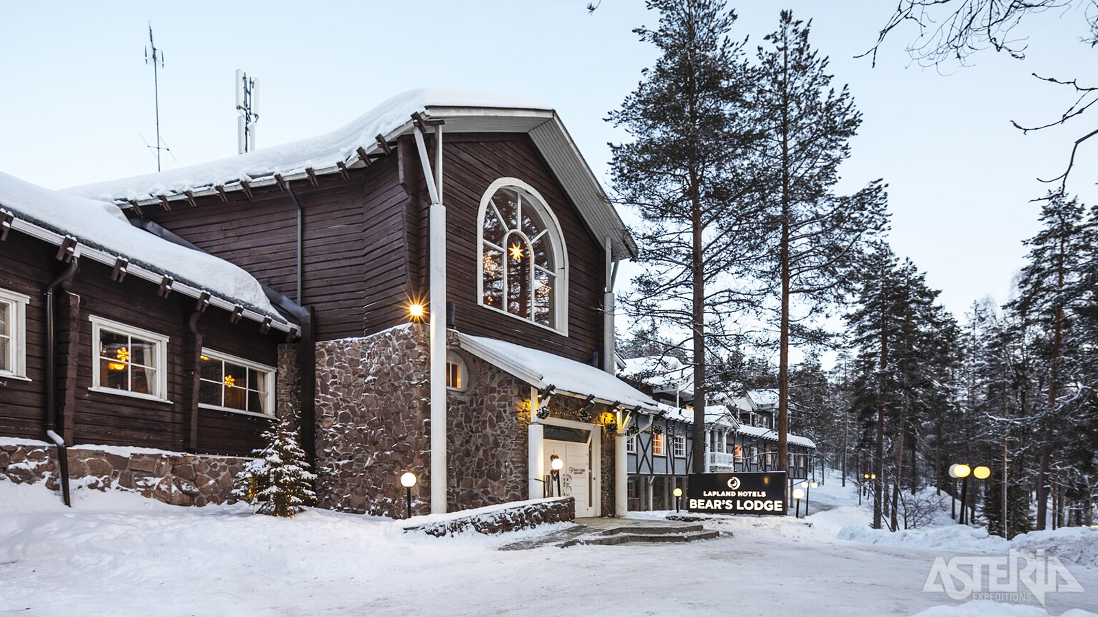 Het complex beschikt over hotelkamers in het hoofdgebouw en een aantal chalets