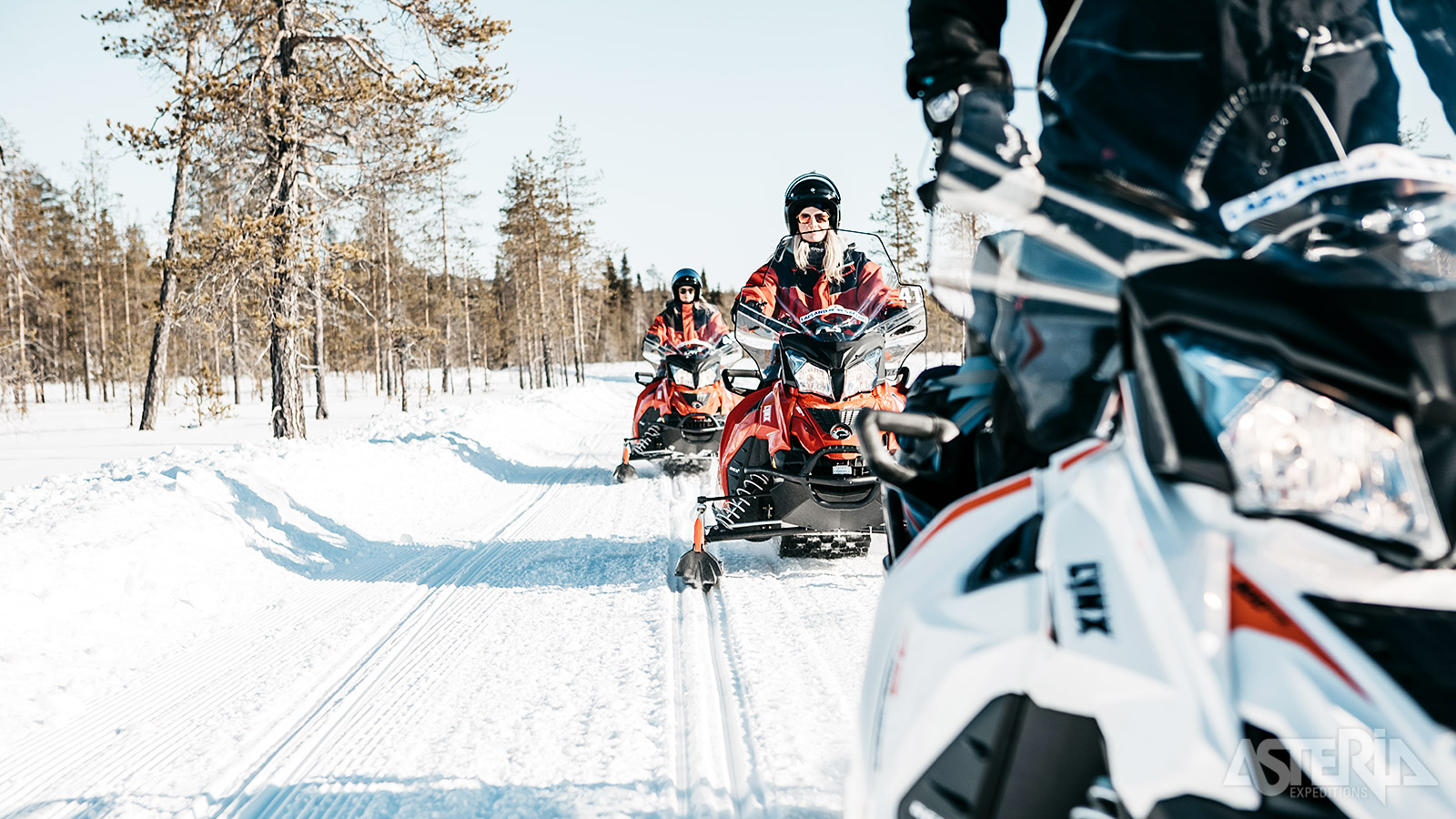 Je voelt meteen de magie van Lapland tijdens een tocht met de sneeuwscooters
