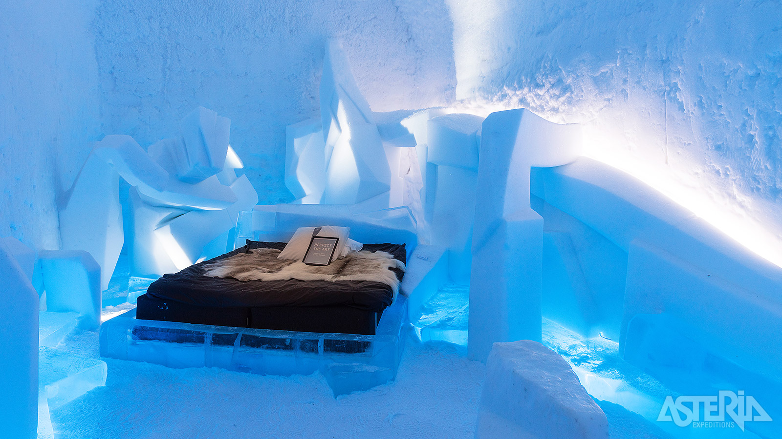 Het ICEHOTEL heeft verschillende types kamers, variërend van een eenvoudige ijskamer tot luxe suites met indrukwekkende ijssculpturen