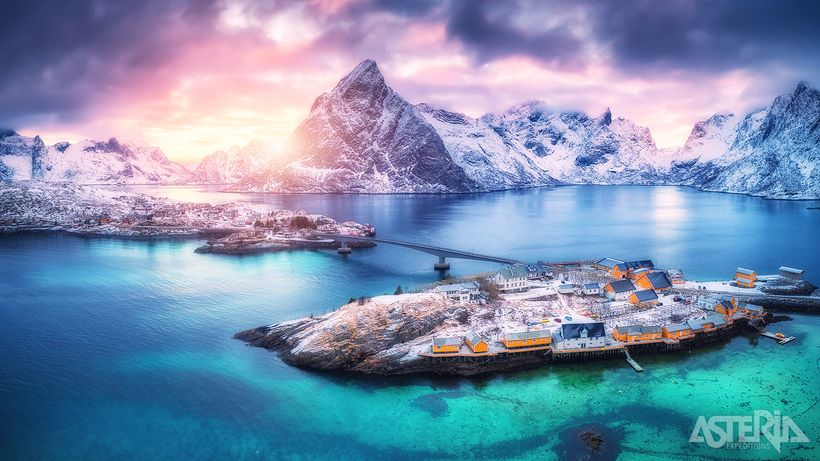 De winter biedt fantastische fotomogelijkheden met besneeuwde landschappen, traditionele rode vissershutjes en een achtergrond van dramatische bergen