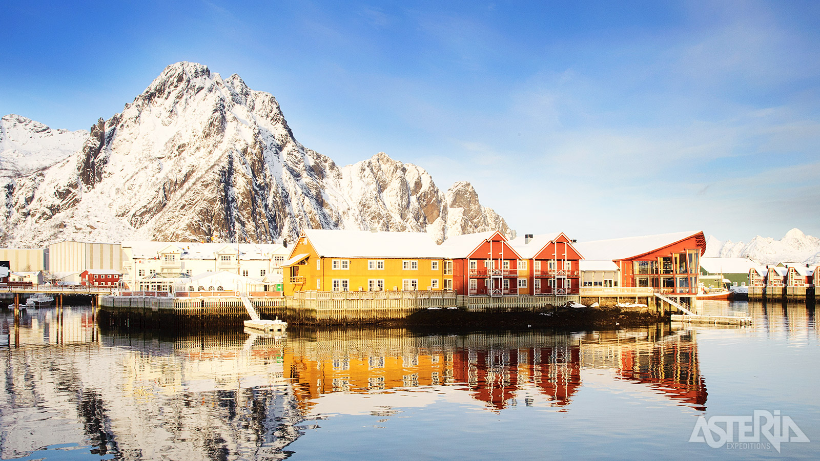 Historisch gezien is Svolvær een belangrijke vissersstad, vooral bekend om de kabeljauwvisserij.
