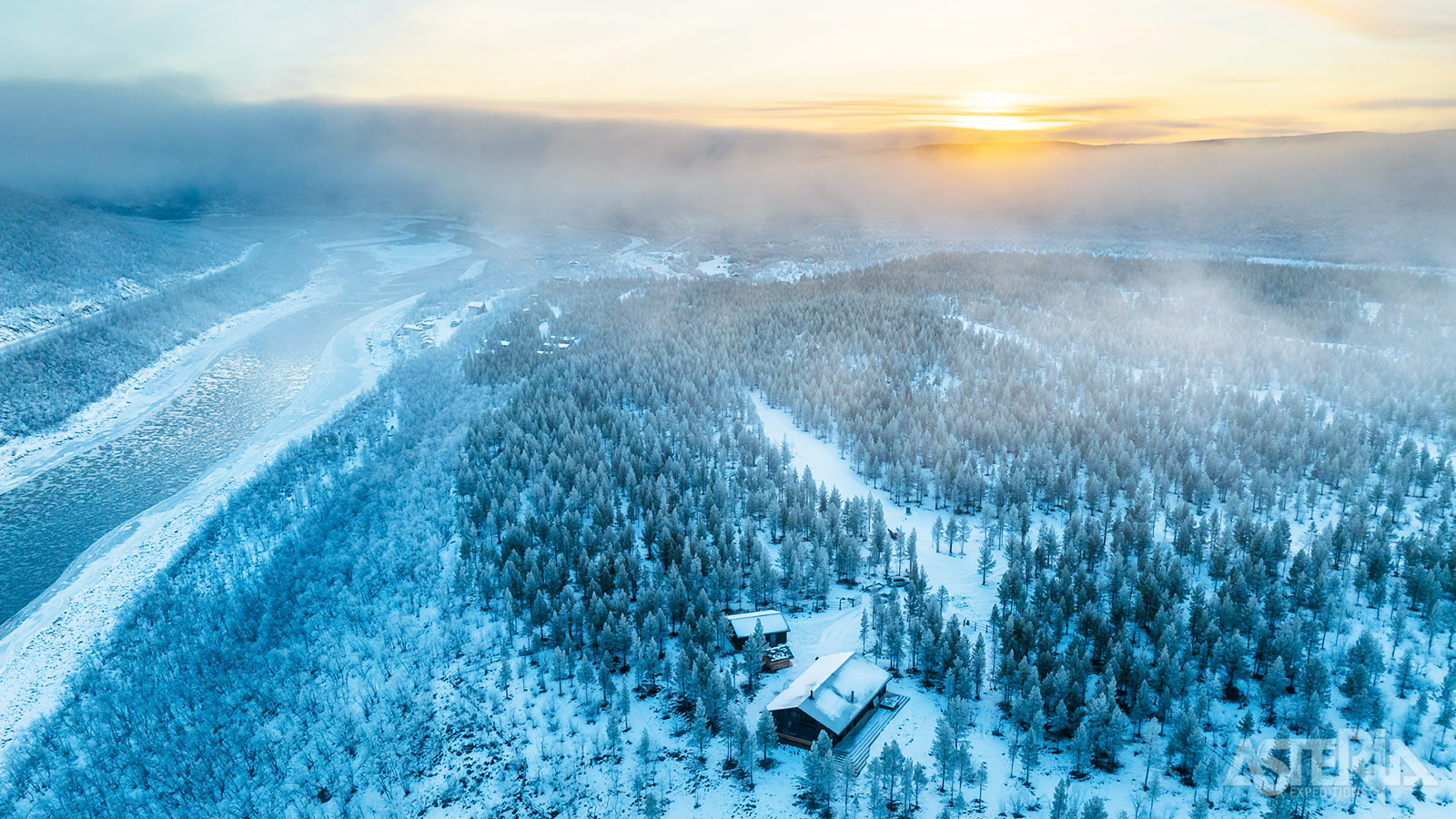Het Holiday Village Valle is gelegen aan de oevers van de Deatnu-rivier die de natuurlijke grens vormt tussen Noorwege en Finland
