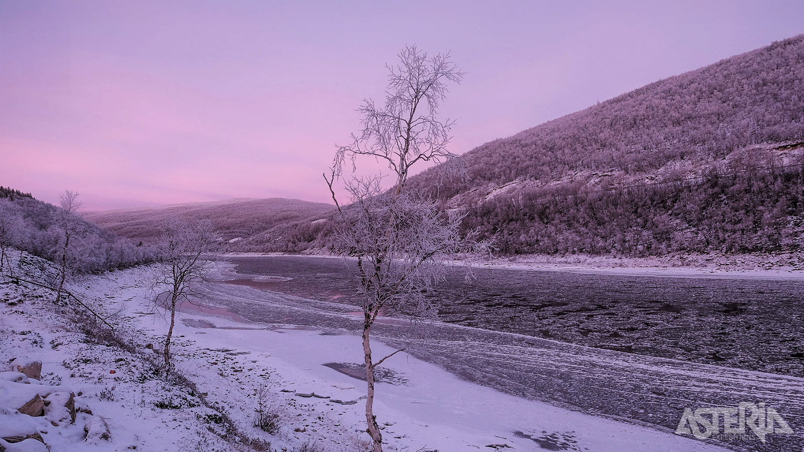 Het Holiday Village Valle is gesitueerd aan de oevers van de Deatnu-rivier die de natuurlijke Fins-Noorse grens vormt