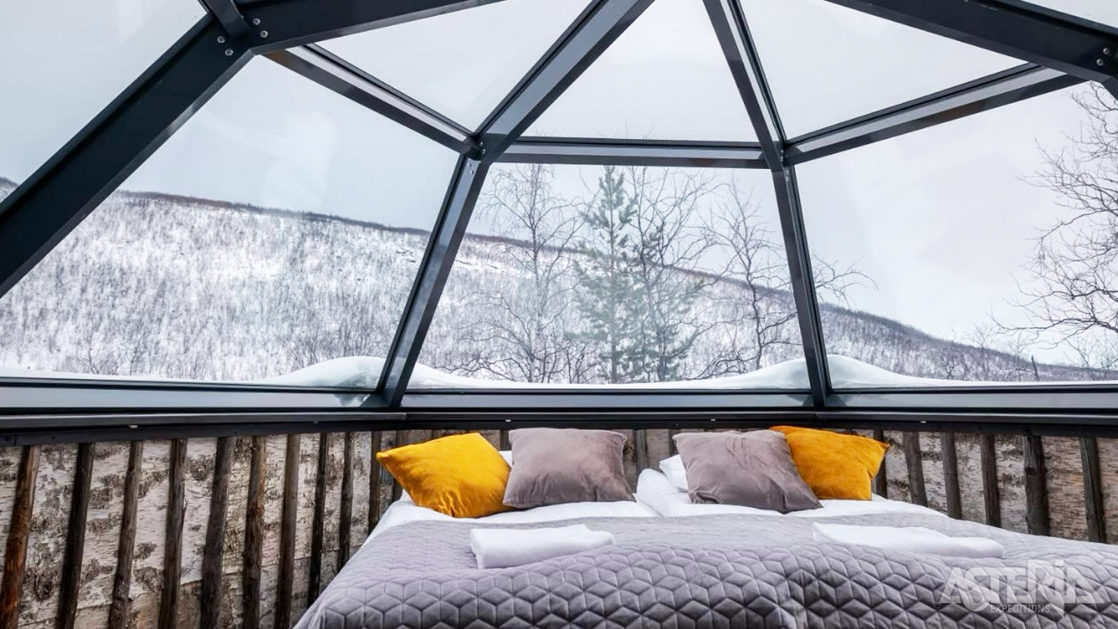 Een Sámi Glass House beschikt over een slaapgedeelte onder het glazen dak om het noorderlicht te bewonderen