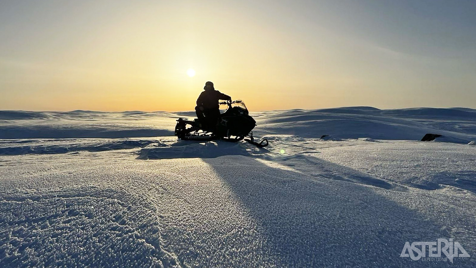 Wie op zoek is naar actie, kan een sneeuwscootertocht maken door uitgestrekte  sneeuwlandschappen
