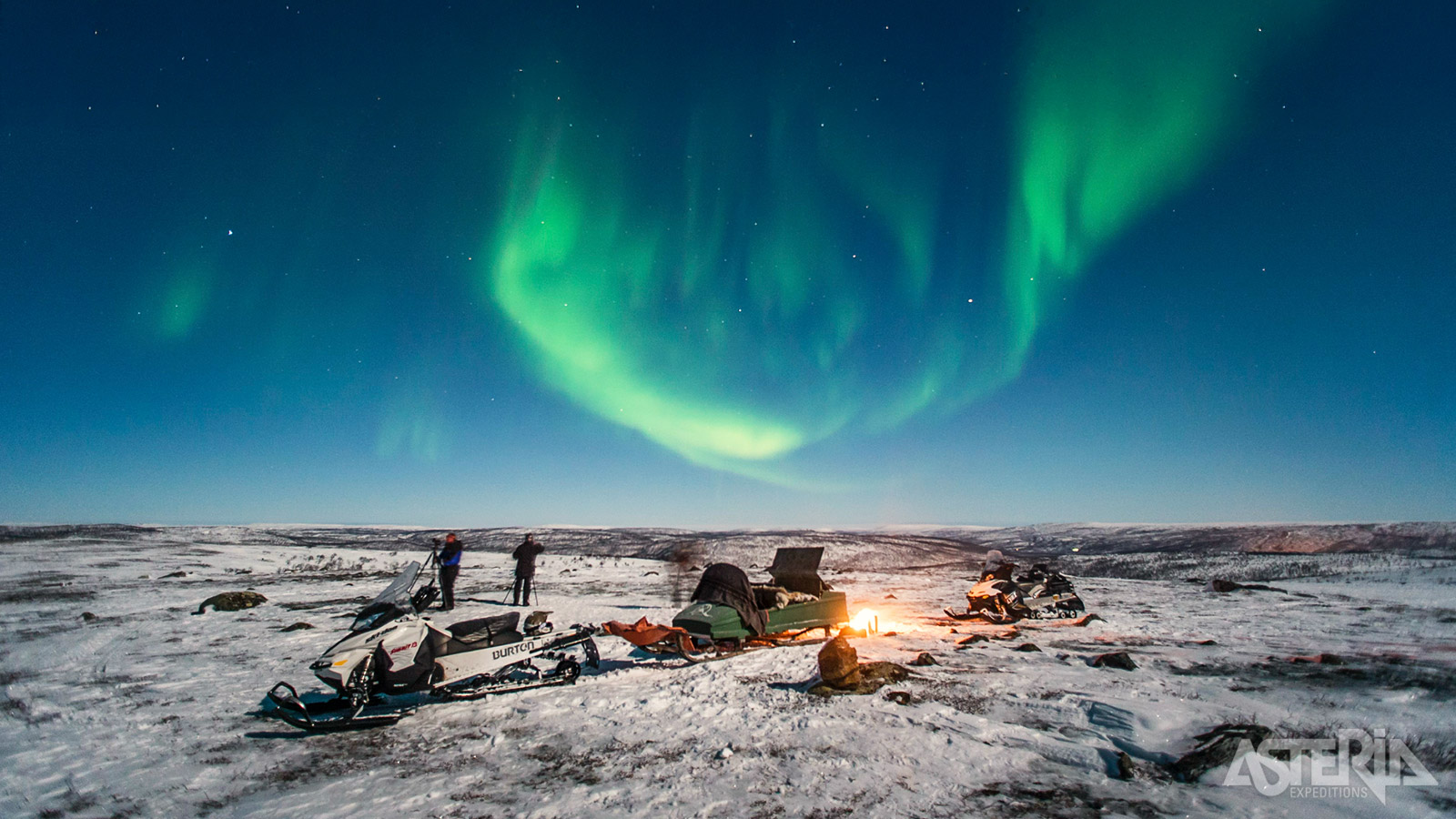 Trek eropuit in een slede op jacht naar het noorderlicht