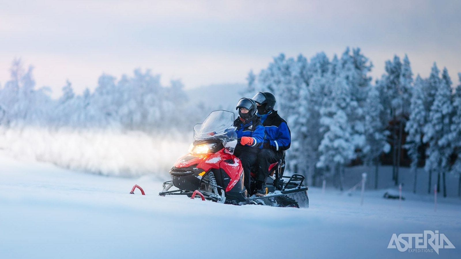 Tijdens een sneeuwscootersafari ruil je de rust in voor actie en snelheid