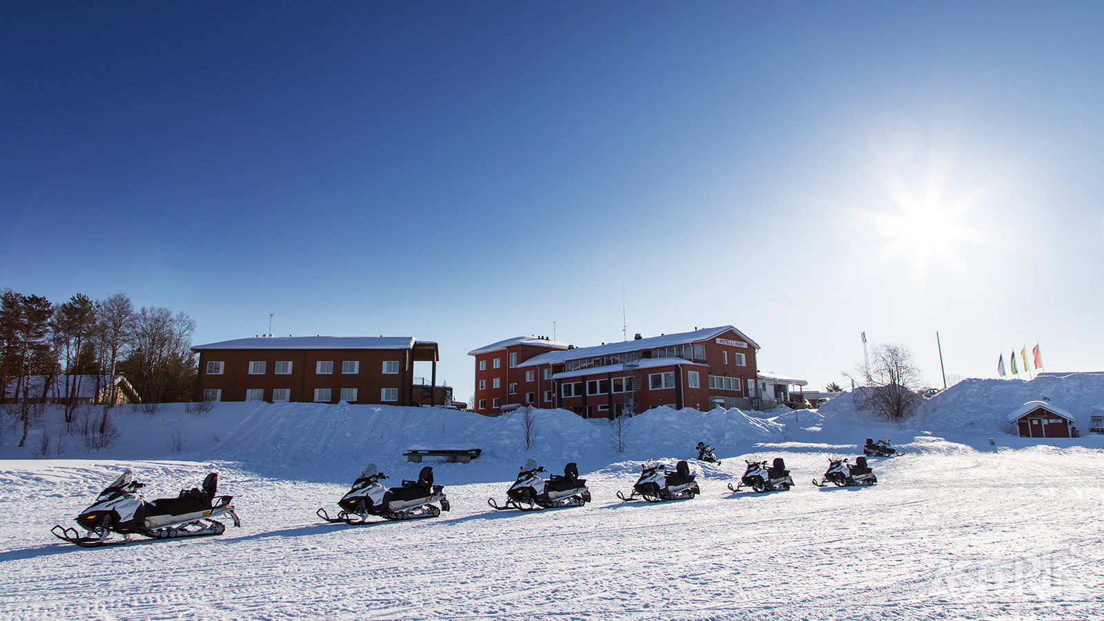 De sneeuwscooters staan klaar voor een volgende safari