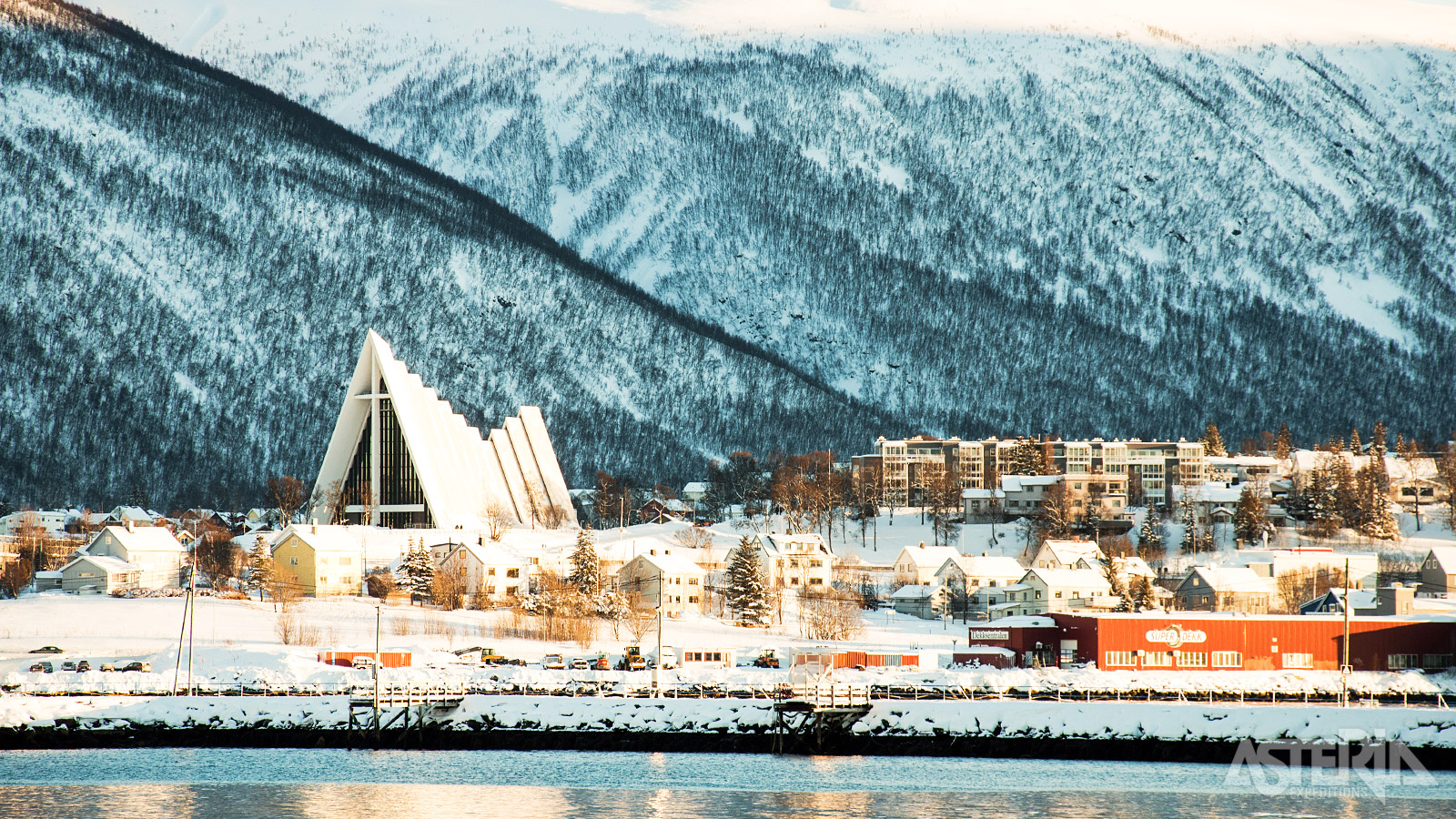 De iconische arctische kathedraal van Tromsø