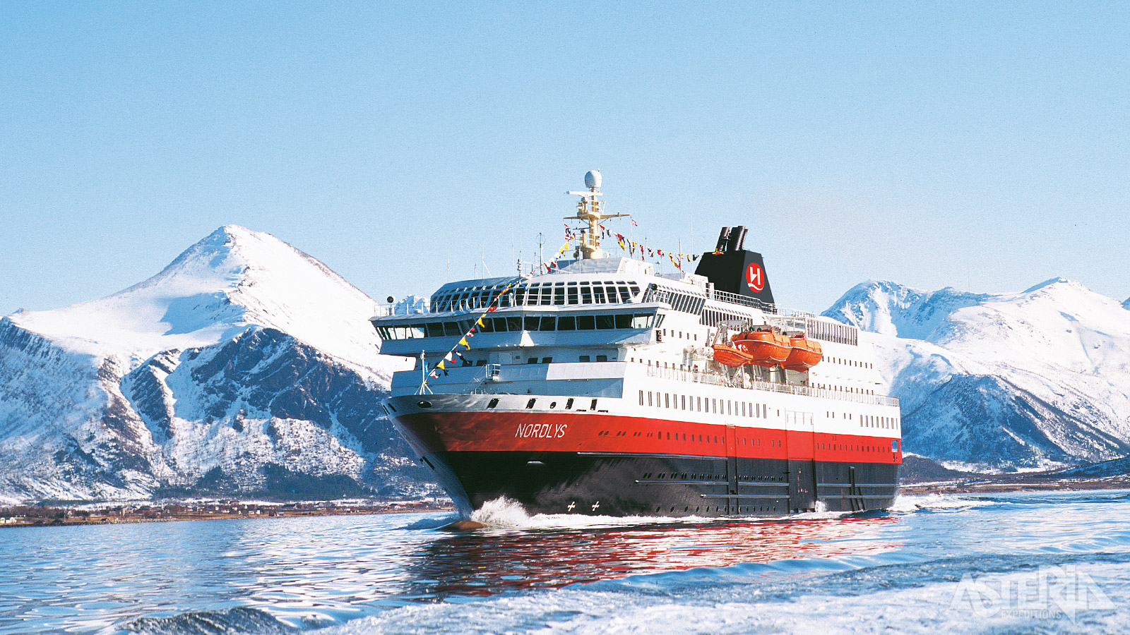 Een boottocht met de Hurtigruten brengt je langs de mooie kustlijn van Noorwegen