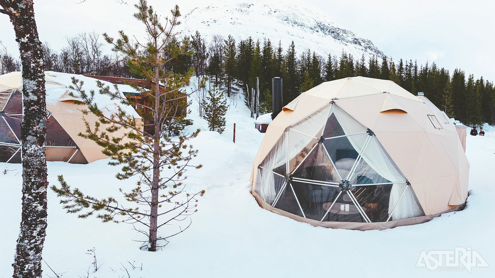 Voor de overnachting kan je kiezen uit een Aurora Dome met doorzichtige wand die uitkijkt over de noordelijke sterrenhemel