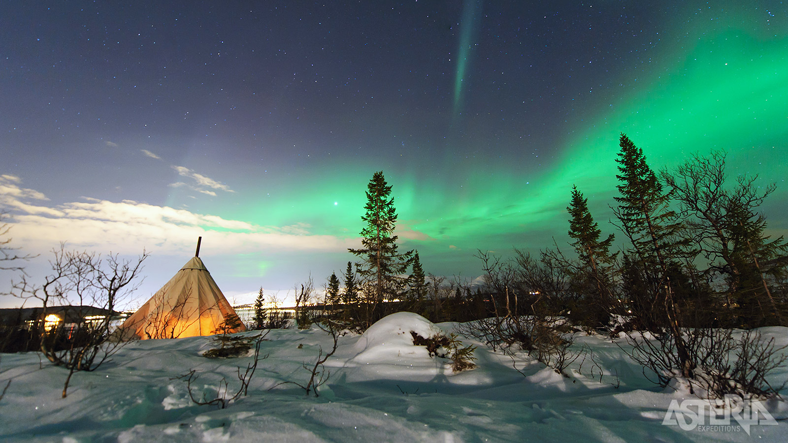 Camp Tamok is een wilderniskamp met lavvu’s of traditionele nomadische Sámi-tenten