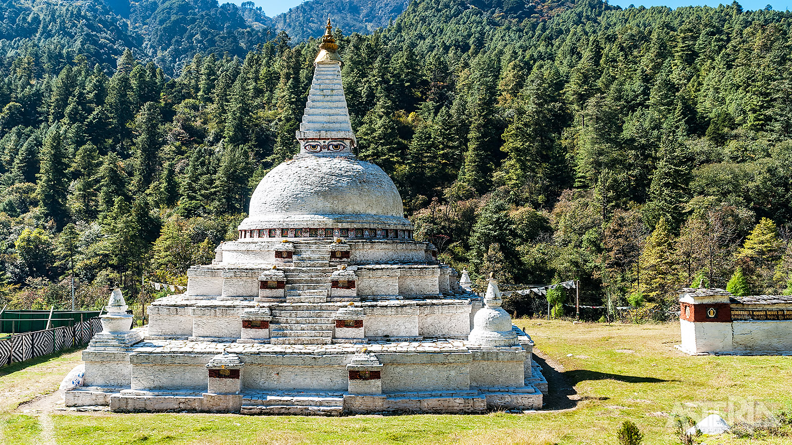 De Chendebji Chorten, gebouwd in Nepalese stijl met op alle vier de zijden ogen geschilderd