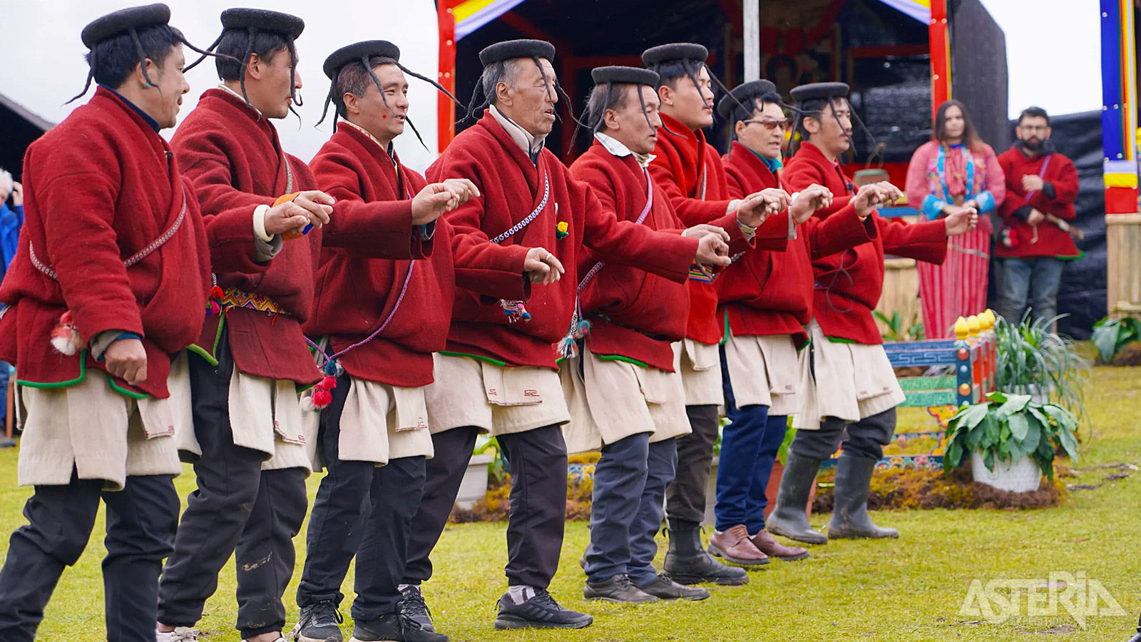 Het festival biedt een sfeervolle belevenis waarin de natuur en tradities van Bhutan op een bijzondere manier samenkomen