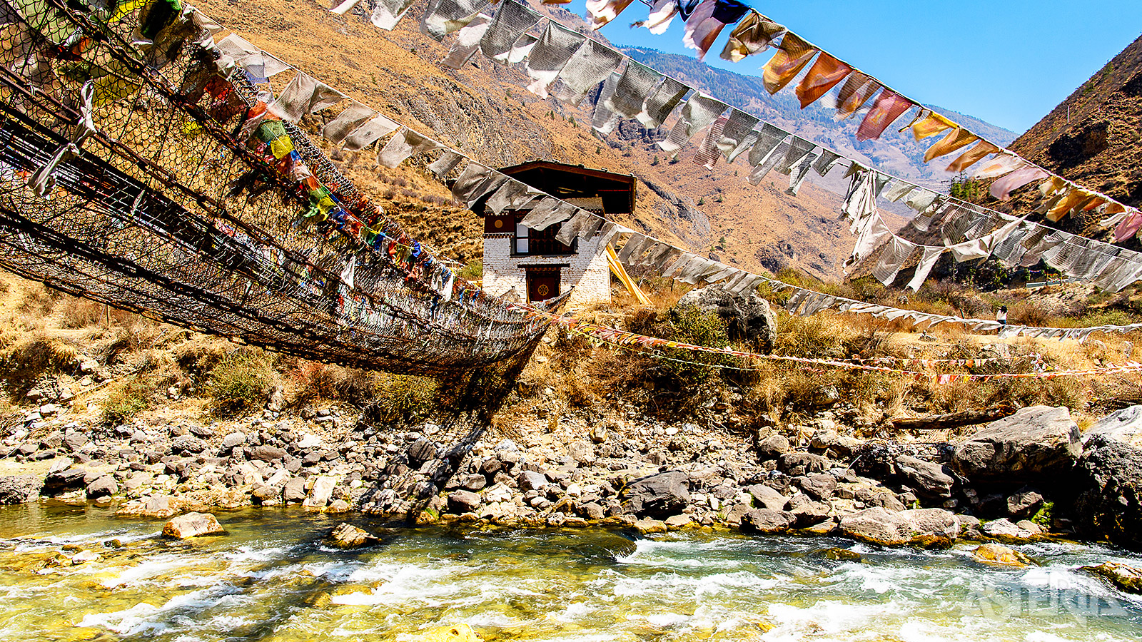 De tempel Tamchog Lhakhang is gewijd aan Thangthong Gyalpo, die de ijzeren hangbrug bouwde