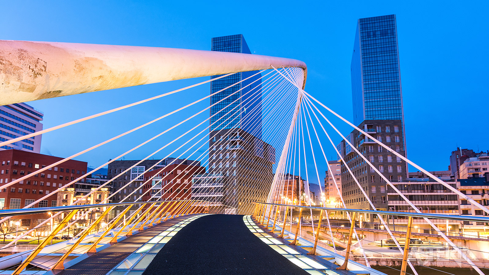 De iconische Zubizuri voetgangersbrug (Unesco), werd ontworpen door de Spaanse architect Santiago Calatrava