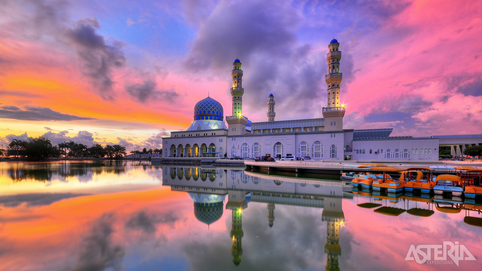 De Kota Kinabalu City Mosque kijkt uit op een kunstmatige lagune die een schilderachtige weerspiegeling creëert