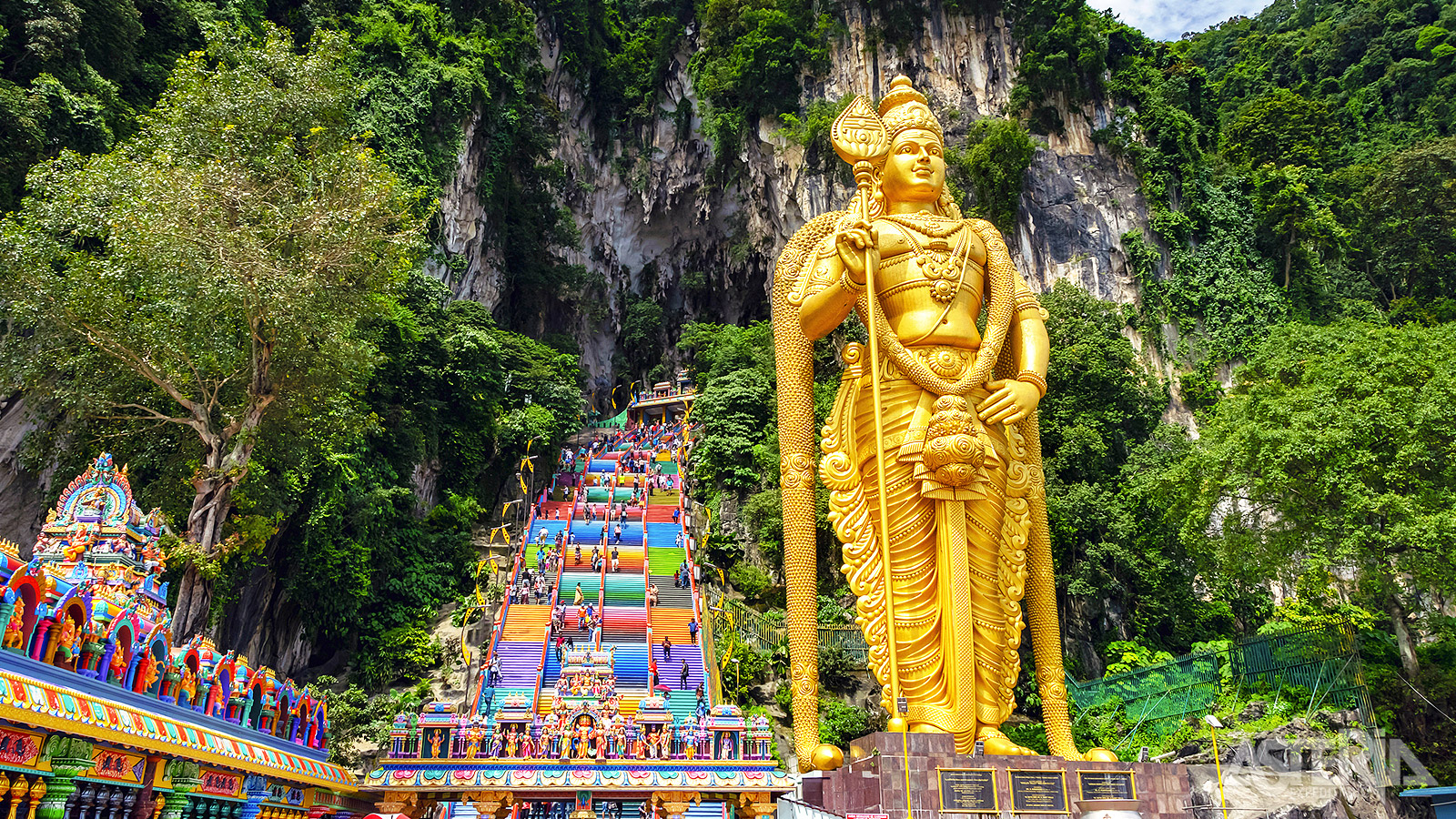 Om de belangrijkster grot van de Batu Caves te bereiken, moet je de 272 kleurrijke trappen beklimmen