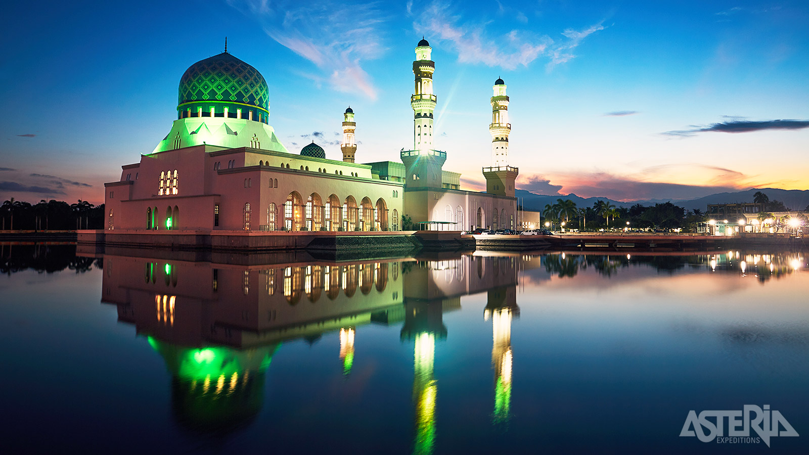 De Kota Kinabalu City Mosque staat ook bekend als de ’Floating Mosque’ vanwege de omliggende kunstmatige lagune