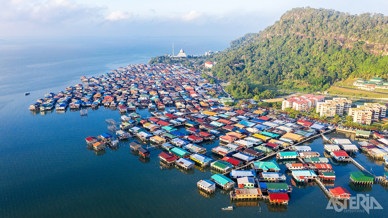 Sim Sim Water Village is een eeuwenoud vissersdorp op palen boven de zee en geldt als de oorspronkelijke kern van Sandakan