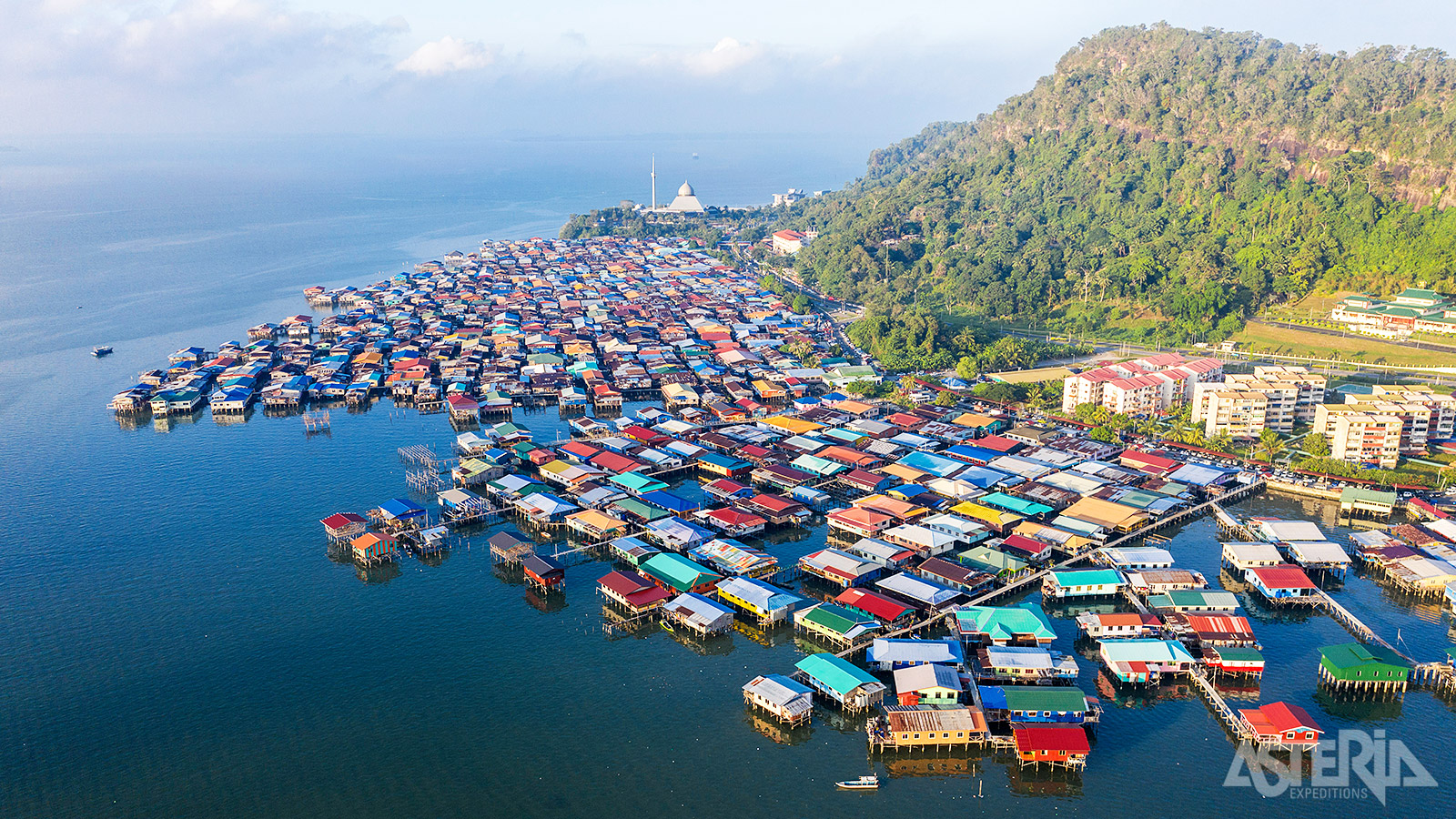 Het Sim-Sim Water Village, een traditioneel dorp dat op palen in de zee is gebouwd nabij Sandakan
