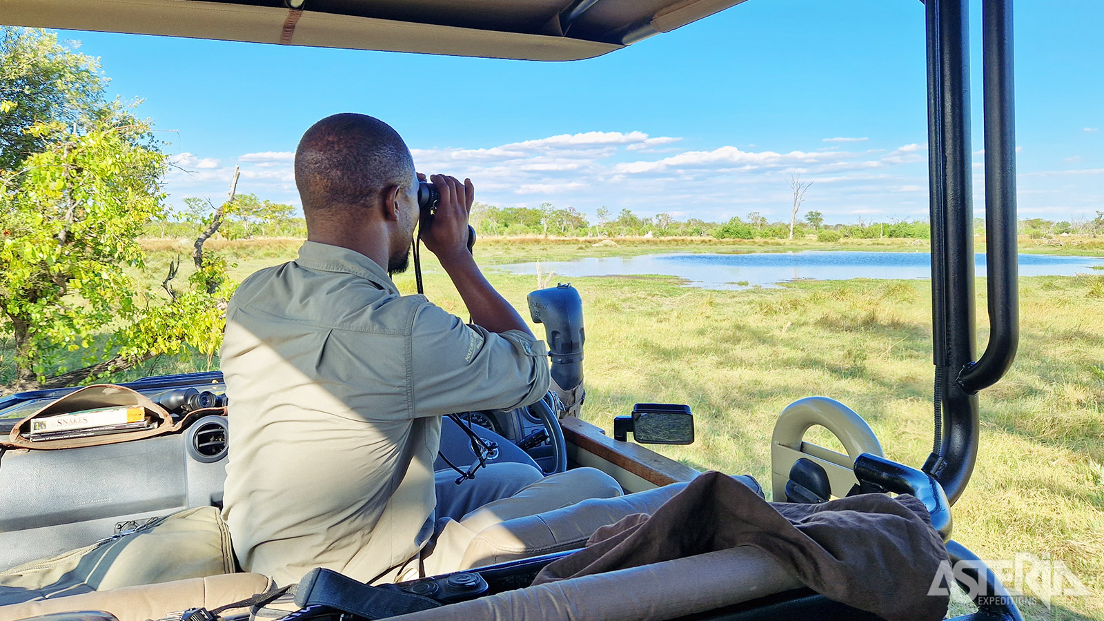 Tijdens een jeepsafari trek je met een open terreinwagen en een ervaren ranger diep het reservaat in
