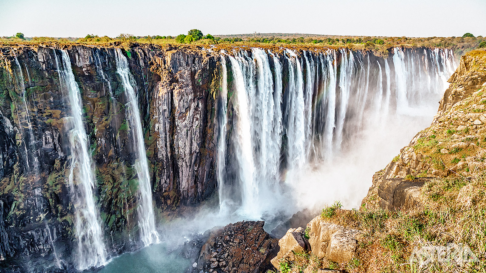 De lokale naam Mosi-oa-Tunya betekent ’de rook die dondert’ en verwijst naar de enorme waternevel en het donderende geluid dat de waterval produceert