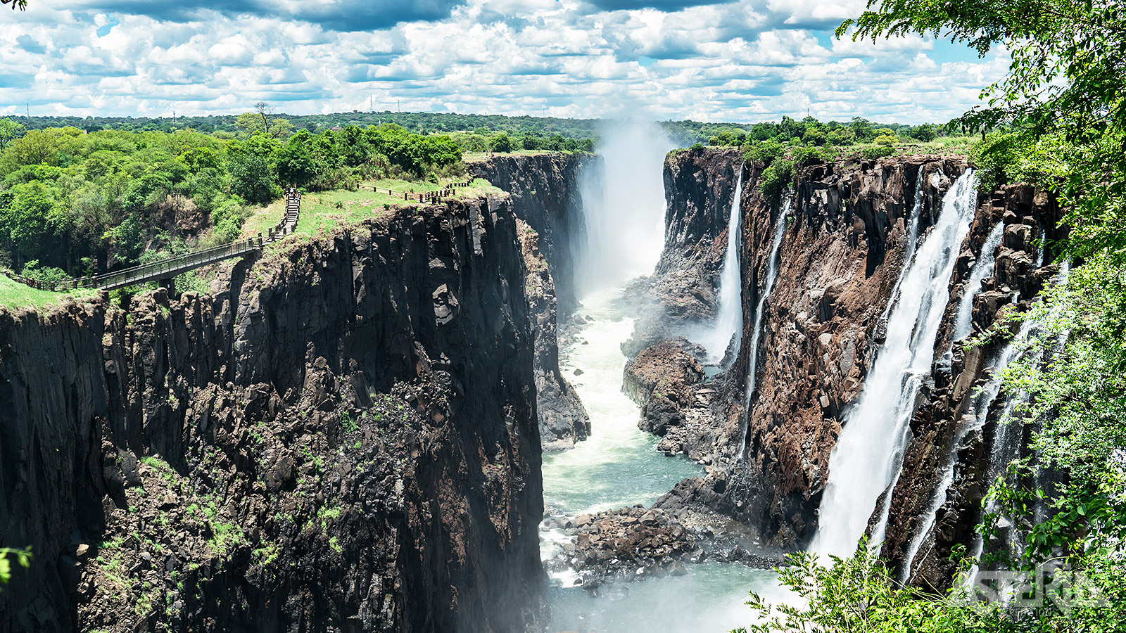 In de Zambezi-rivier op de grens van Zimbabwe en Zambia bevinden zich de imposante Victoria-watervallen