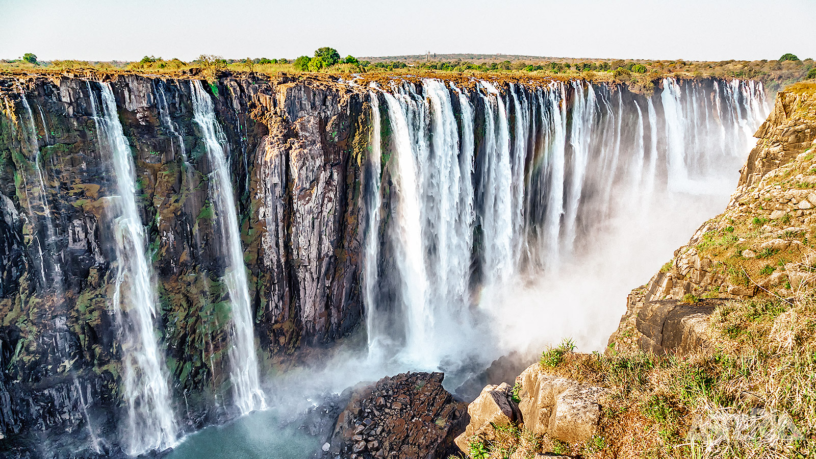 De watervallen liggen aan de Zambezi-rivier en vormen de grens tussen Zambia en Zimbabwe