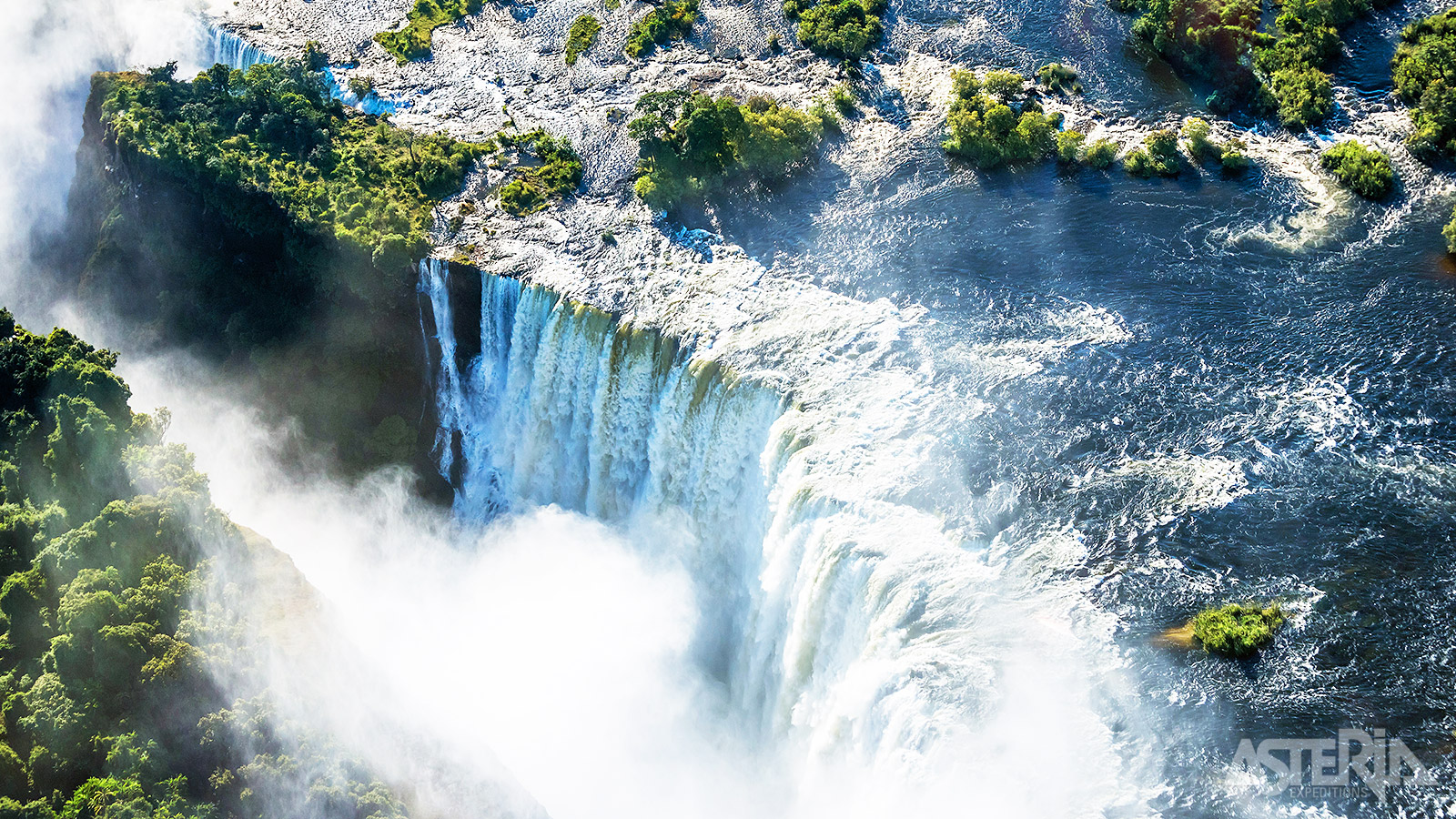De Victoria-watervalle zijn één van de grootste watervallen ter wereld, ruim 100m hoog en 1.700m breed