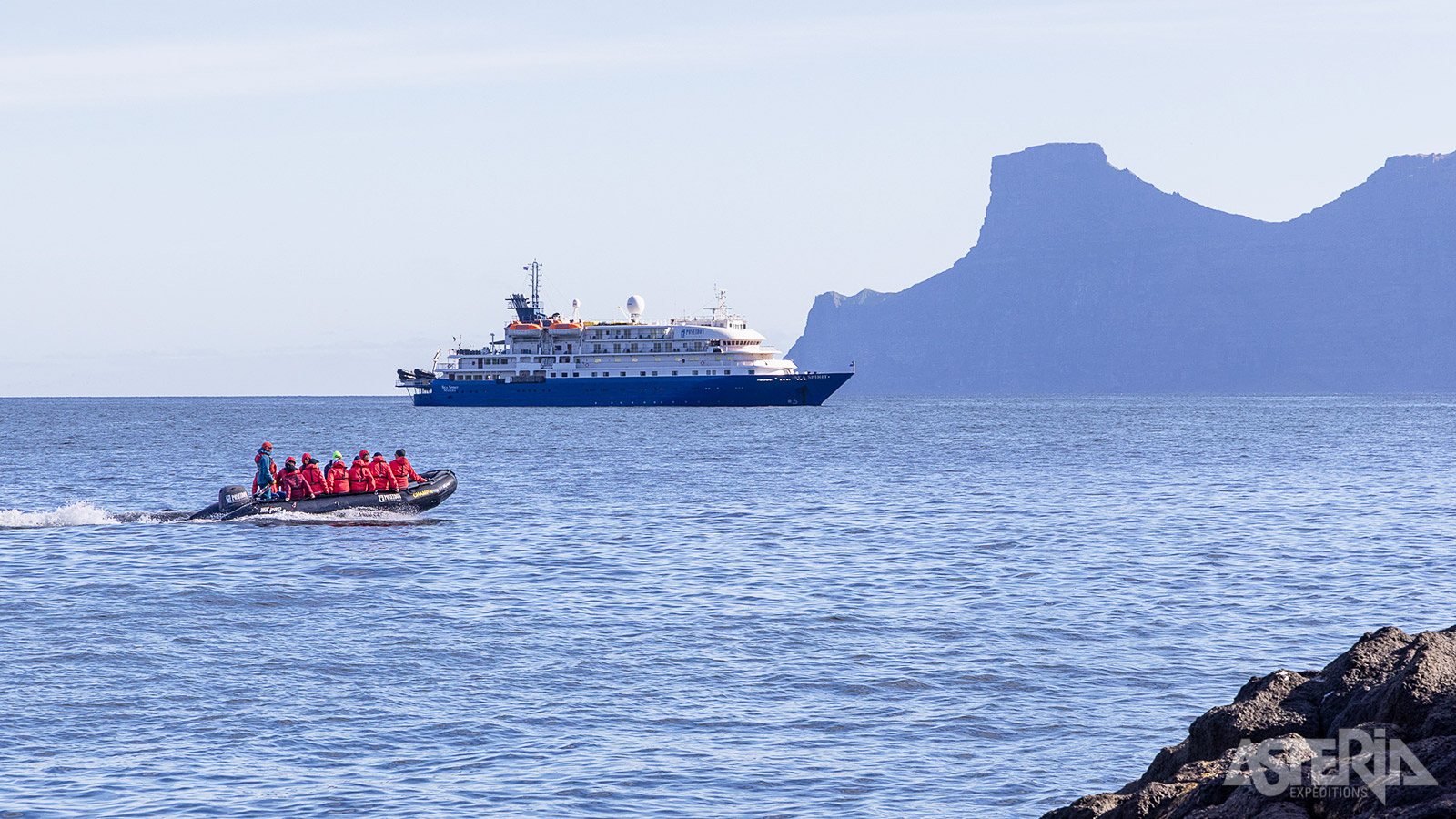 Vanaf de Sea Spirit verken je afgelegen baaien en vogelrijke kliffen met zodiacs