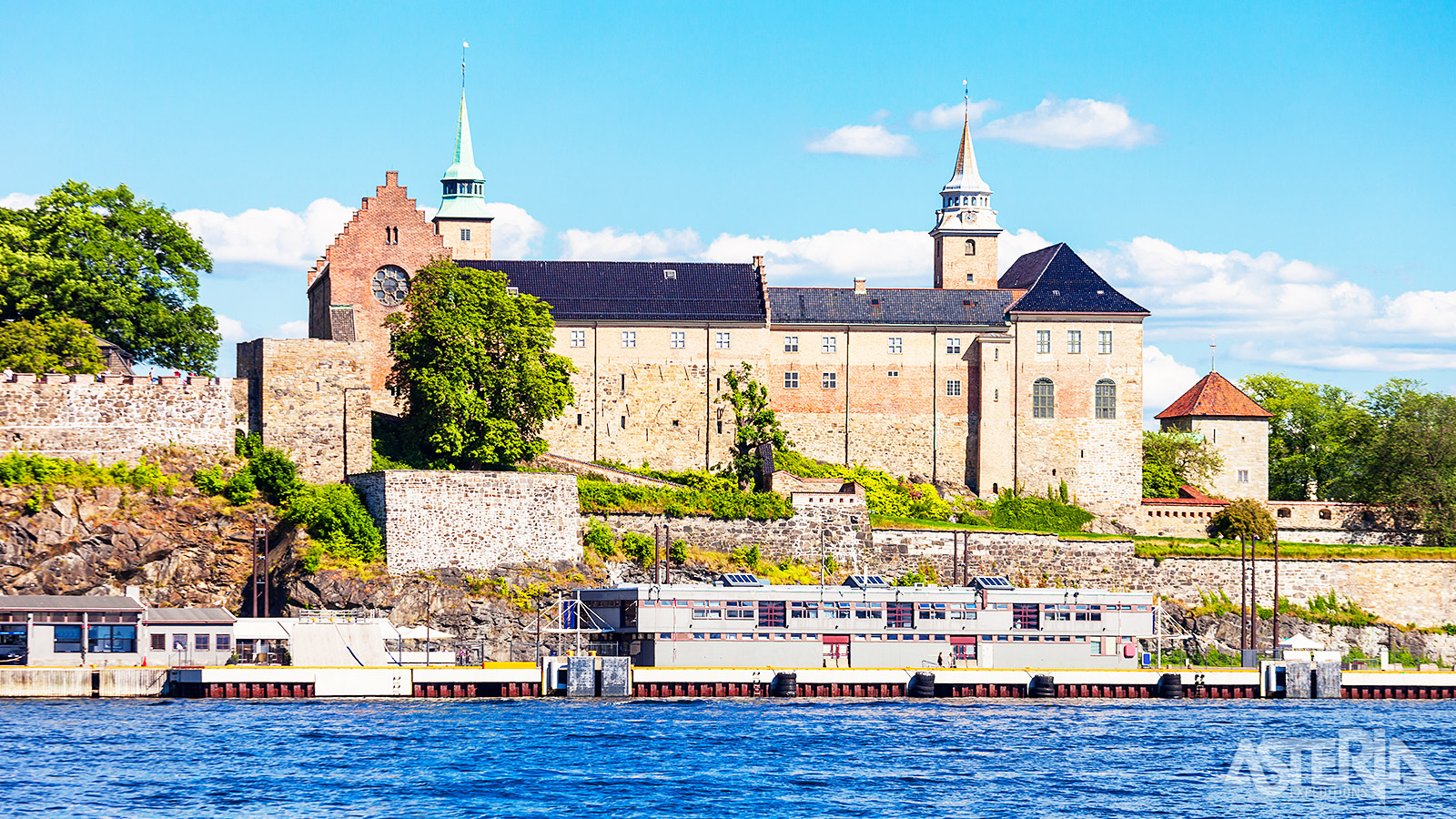 Akershus-burcht gelegen in de Oslofjord, werd gebouwd in de 13de eeuw om de stad en haven te verdedigen