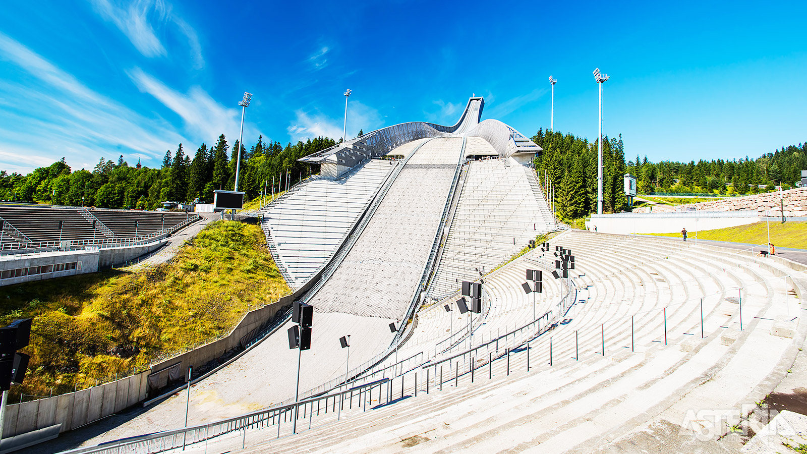 De beroemde skispringschans Holmenkollen torent uit boven de stad en biedt een panoramisch uitzicht over Oslo en de fjord