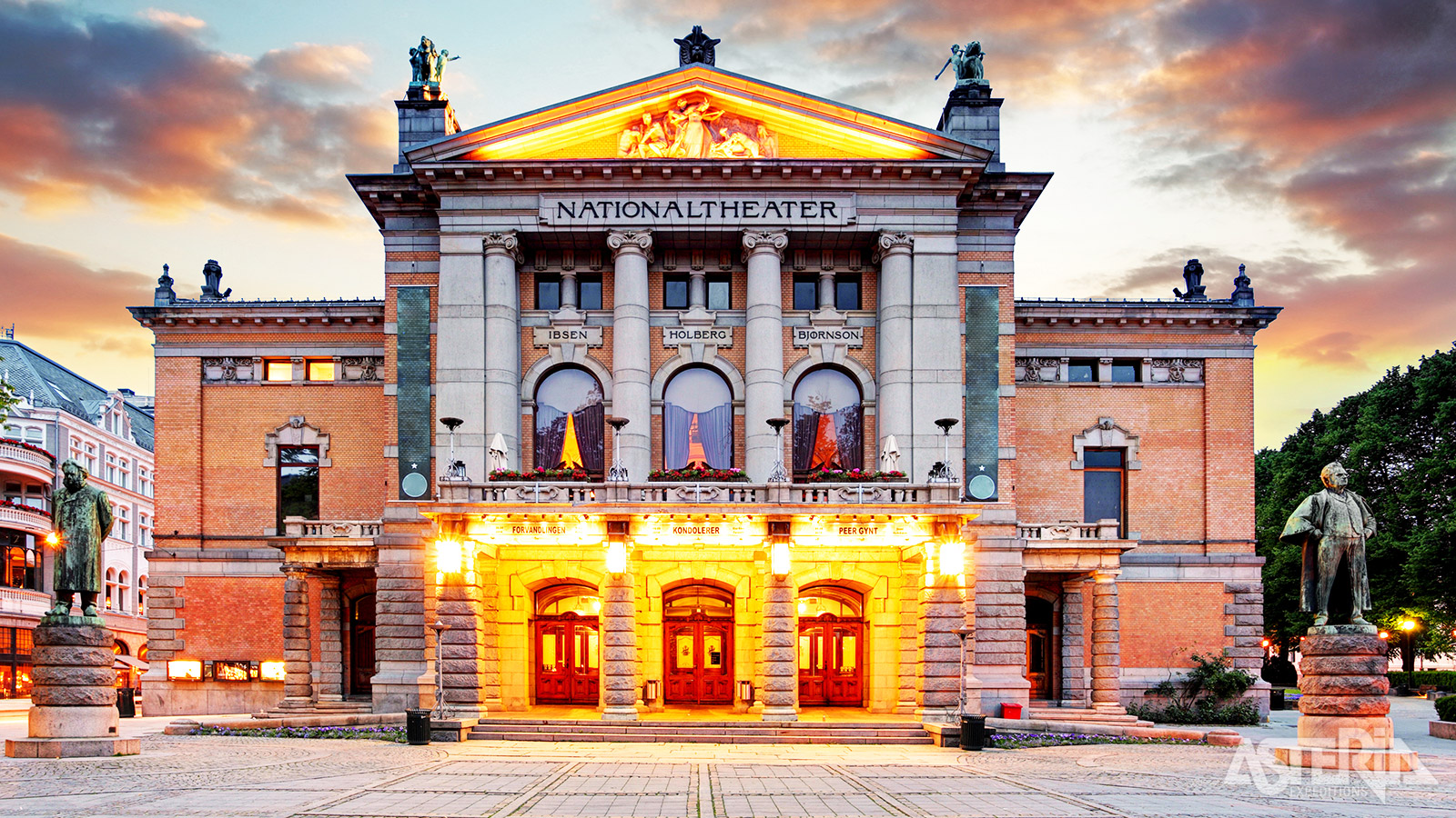 Het Nationaal Theater van Oslo heeft een elegante, historische uitstraling die contrasteert met het moderne stadsbeeld