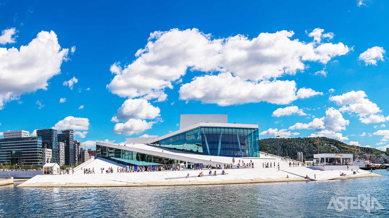 Het dak van het operagebouw biedt een prachtig uitzicht over Oslo