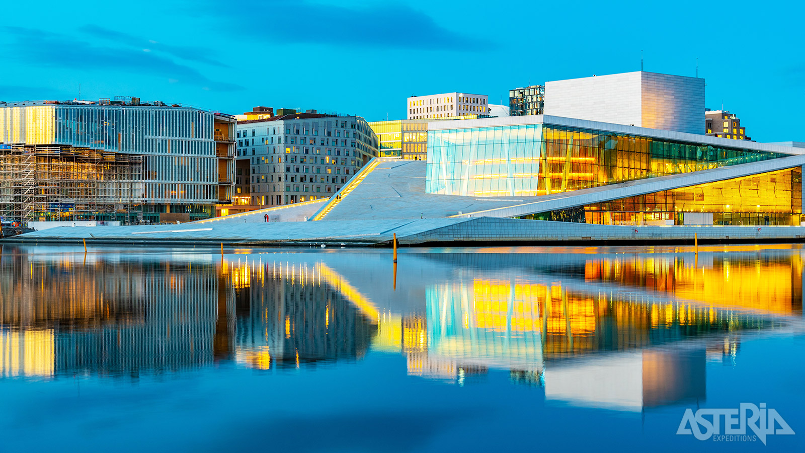 Het iconiosche Operahuset of ’Operahuis’ is gelegen aan de Oslofjord in de wijk Bjørvika, vlak bij MUNCH en de Deichmanbibliotheek