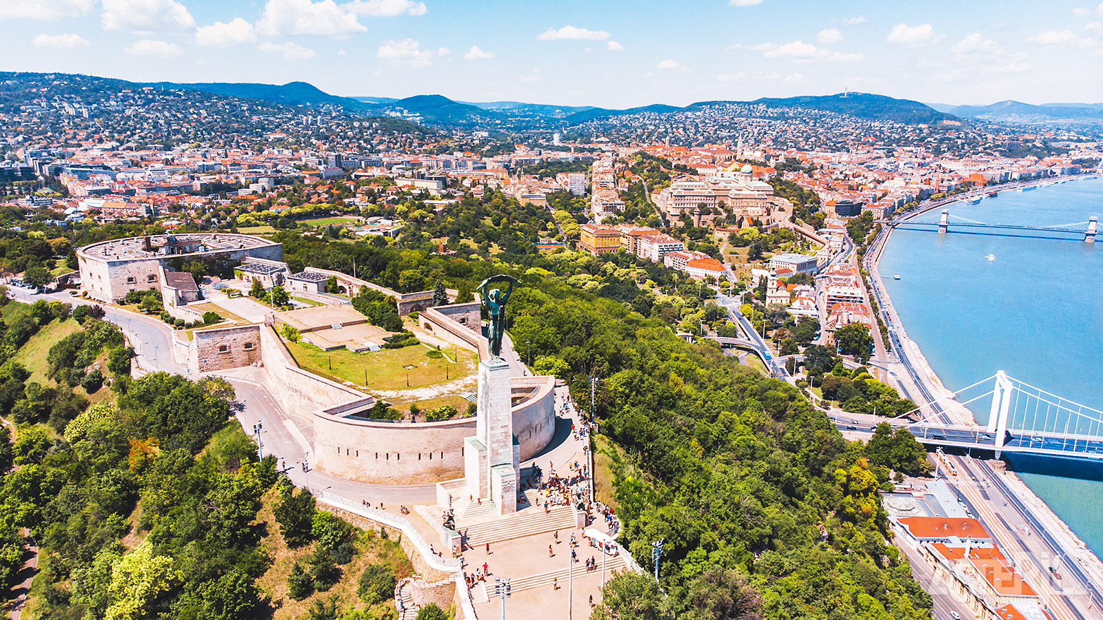 De Citadel van Buda op de Gellértberg, UNESCO Werelderfgoed met panoramisch zicht over Boedapest