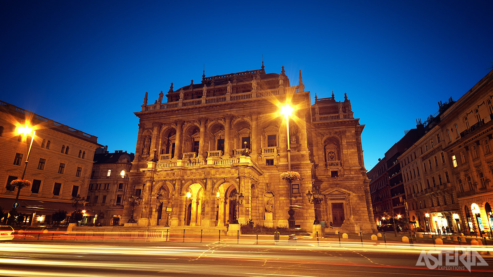 ’s Avonds geniet je van een concert in de befaamde opera van Budapest