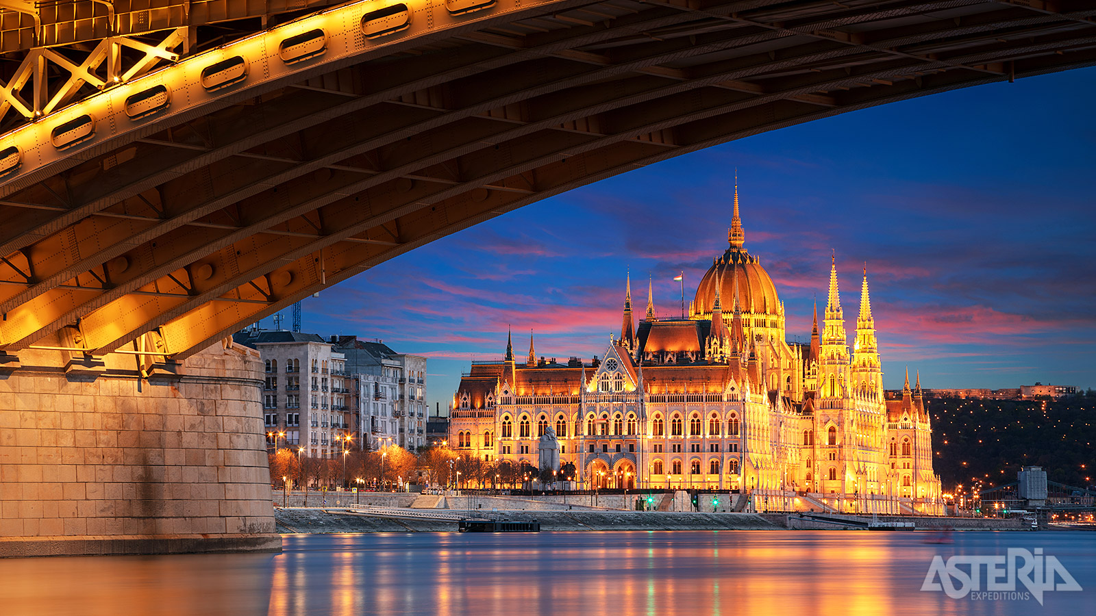 Magisch bij zonsondergang: het Hongaarse Parlement weerspiegeld in de Donau