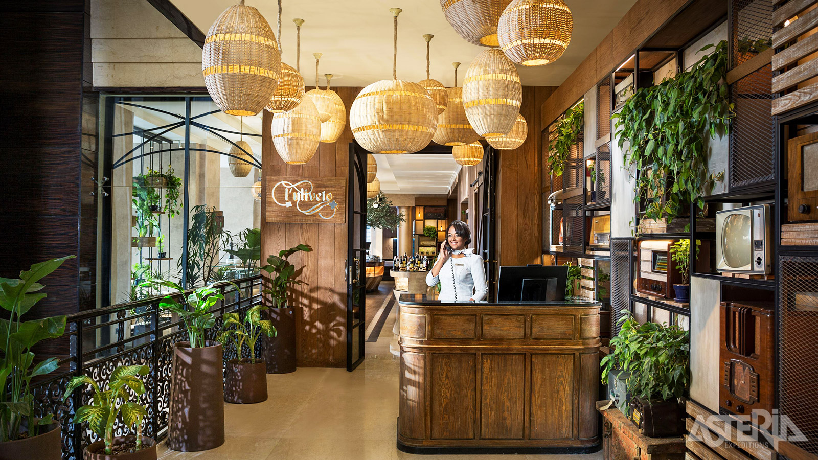 Het hotel is populair vanwege zijn verfijnde stijl, moderne faciliteiten en uitstekende locatie in het hart van Caïro, dicht bij belangrijke bezienswaardigheden