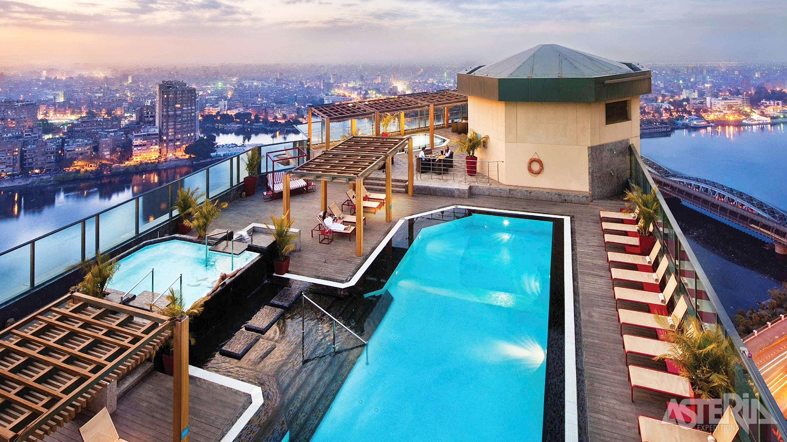 Het Fairmont Nile City hotel biedt een prachtig uitzicht over de rivier en de stad, inclusief de iconische piramides in de verte